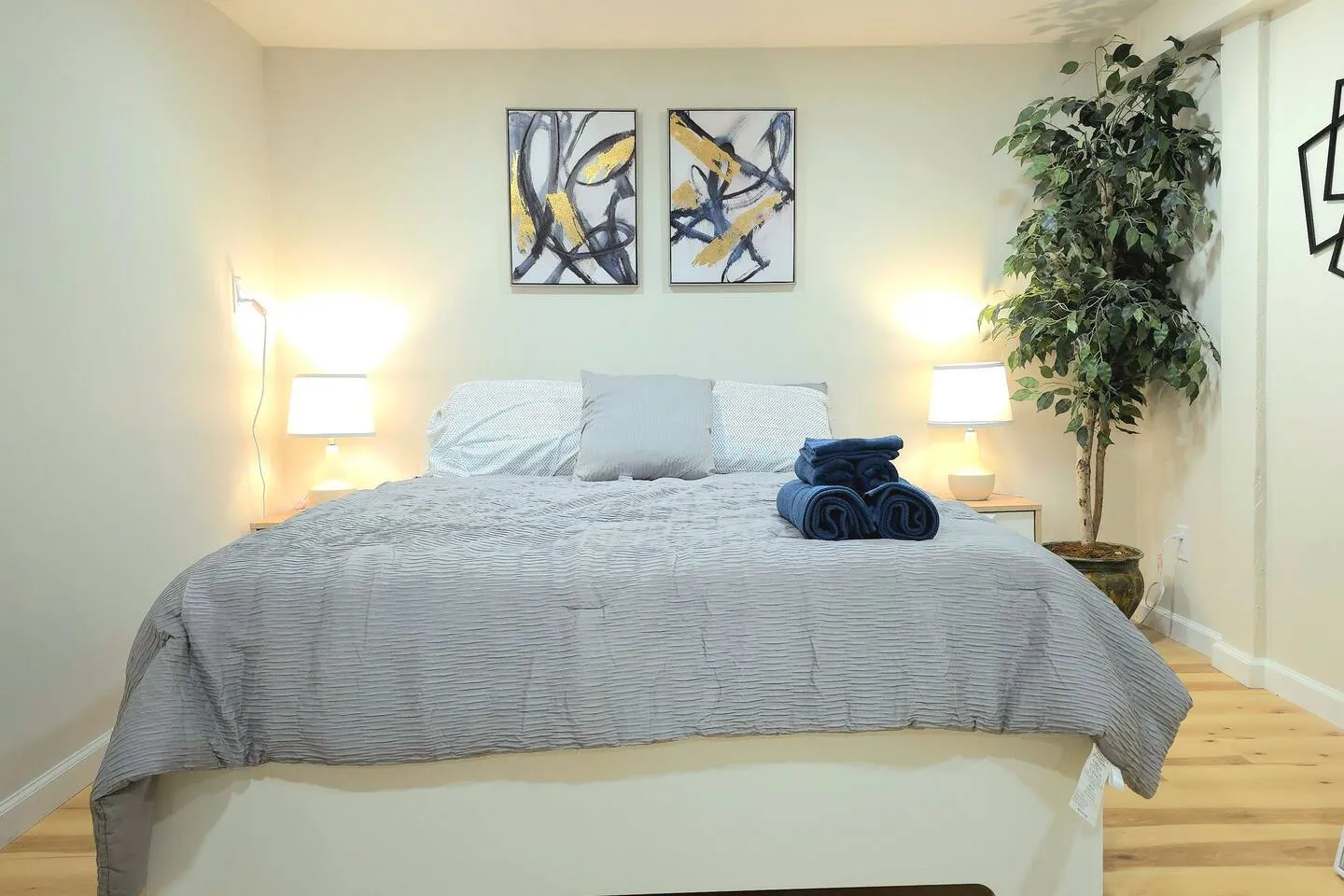 Silicon Valley Room I with Office & Gigabit Wi-Fi