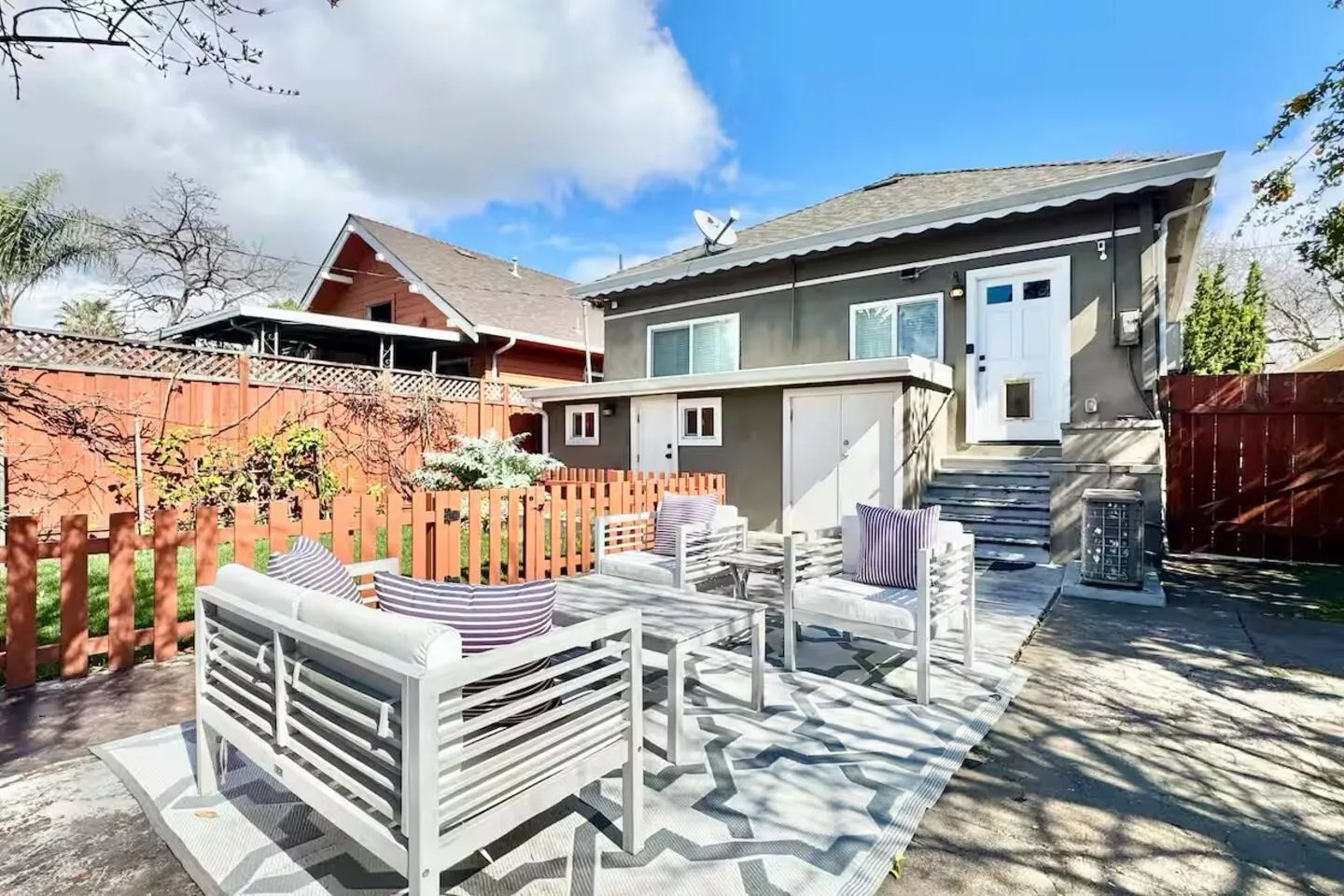 Spacious 2BR + Gigabit Wi-Fi + 2 Parking Spots